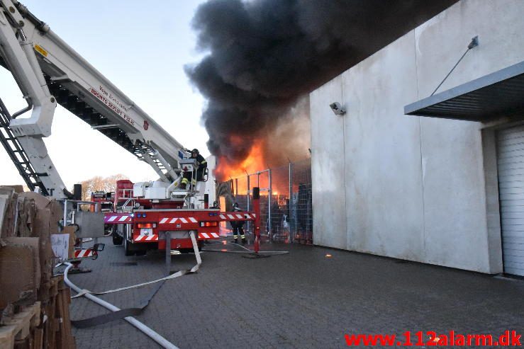 Jysk totalt nedbrændt. Dandyvej i Vejle.20/04-2016. Kl. 08:00.