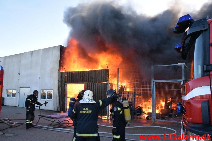 Jysk totalt nedbrændt. Dandyvej i Vejle.20/04-2016. Kl. 08:00.