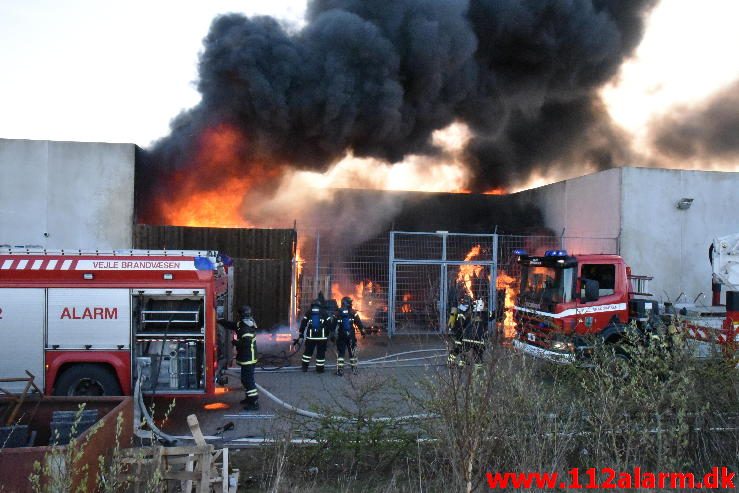 Jysk totalt nedbrændt. Dandyvej i Vejle.20/04-2016. Kl. 08:00.