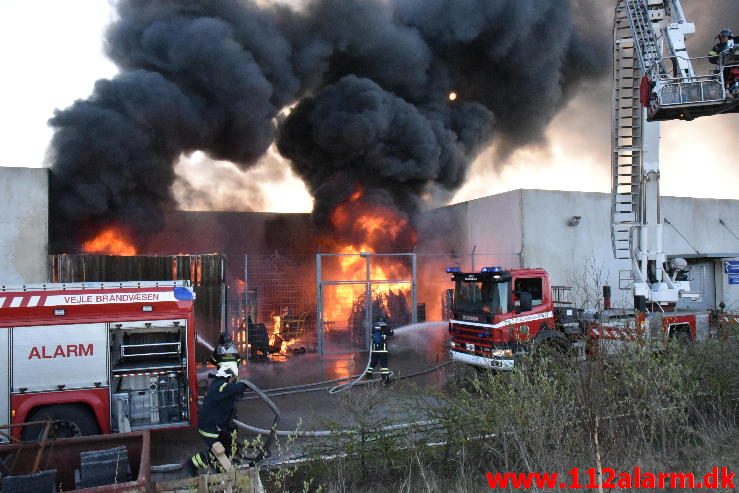 Jysk totalt nedbrændt. Dandyvej i Vejle.20/04-2016. Kl. 08:00.