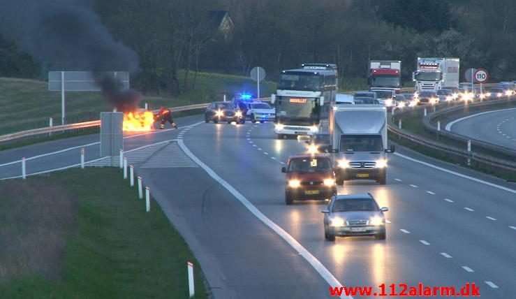 Bil Brand. Motorvejen mellem Fredericia og Vejle. 04/05-2015. Kl. 21:05.