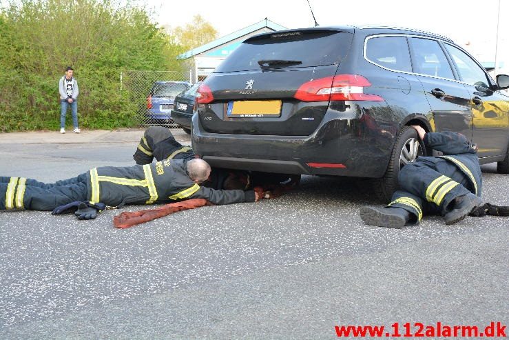 FUH med fastklemt. Ørstedsgade i Vejle. 06/05-2016. Kl. 18:55.