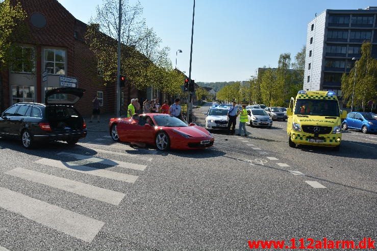 Ferrari 458 Italia blev påkørt. Nørrebrogade i Vejle. 07/05-2016. Kl. 17:30.