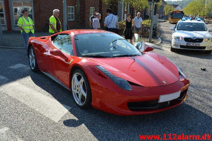 Ferrari 458 Italia blev påkørt. Nørrebrogade i Vejle. 07/05-2016. Kl. 17:30.