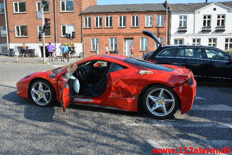 Ferrari 458 Italia blev påkørt. Nørrebrogade i Vejle. 07/05-2016. Kl. 17:30.