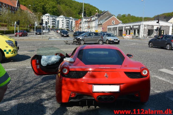 Ferrari 458 Italia blev påkørt. Nørrebrogade i Vejle. 07/05-2016. Kl. 17:30.