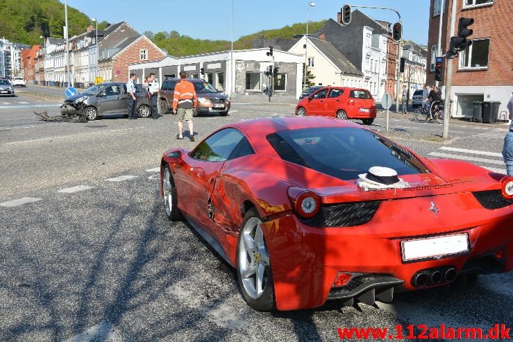 Ferrari 458 Italia blev påkørt. Nørrebrogade i Vejle. 07/05-2016. Kl. 17:30.