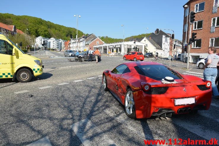 Ferrari 458 Italia blev påkørt. Nørrebrogade i Vejle. 07/05-2016. Kl. 17:30.