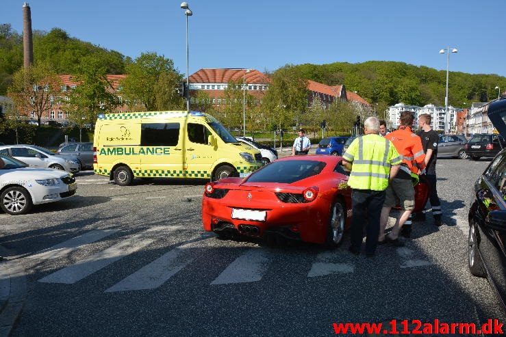 Ferrari 458 Italia blev påkørt. Nørrebrogade i Vejle. 07/05-2016. Kl. 17:30.