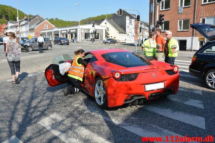 Ferrari 458 Italia blev påkørt. Nørrebrogade i Vejle. 07/05-2016. Kl. 17:30.