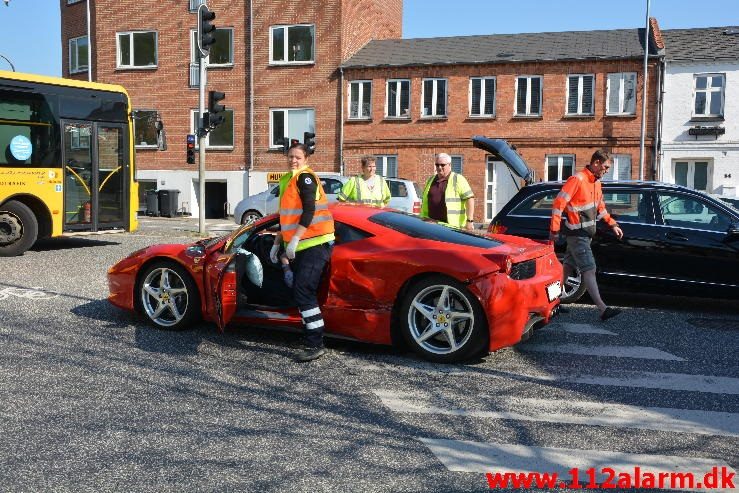 Ferrari 458 Italia blev påkørt. Nørrebrogade i Vejle. 07/05-2016. Kl. 17:30.