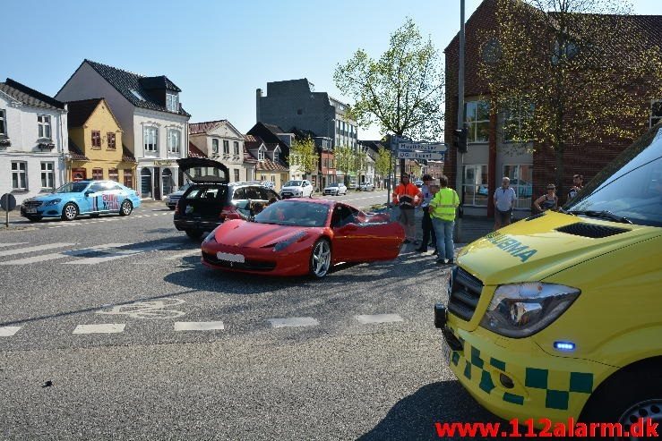 Ferrari 458 Italia blev påkørt. Nørrebrogade i Vejle. 07/05-2016. Kl. 17:30.