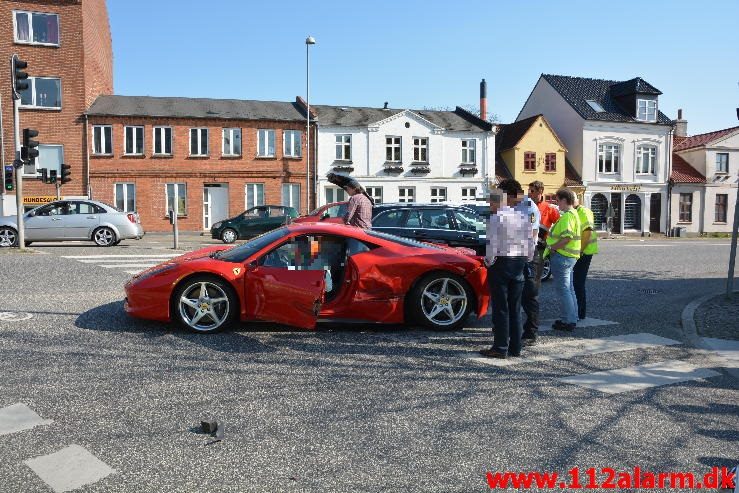 Ferrari 458 Italia blev påkørt. Nørrebrogade i Vejle. 07/05-2016. Kl. 17:30.