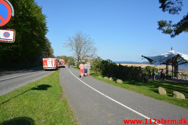 Smed engangsgrill og gik hjem. Tirsbæk strandvej i Vejle. 08/05-2016. Kl. 17:30.