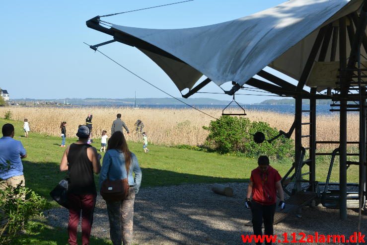 Smed engangsgrill og gik hjem. Tirsbæk strandvej i Vejle. 08/05-2016. Kl. 17:30.