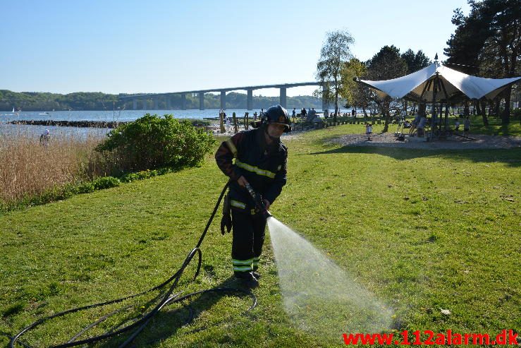 Smed engangsgrill og gik hjem. Tirsbæk strandvej i Vejle. 08/05-2016. Kl. 17:30.