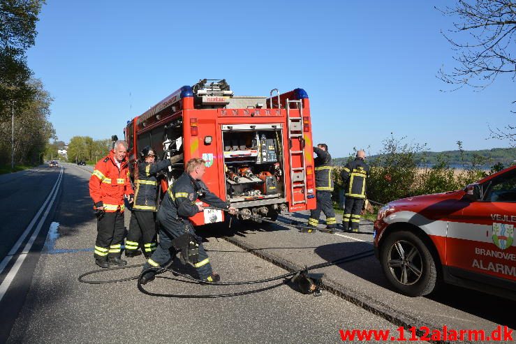 Smed engangsgrill og gik hjem. Tirsbæk strandvej i Vejle. 08/05-2016. Kl. 17:30.