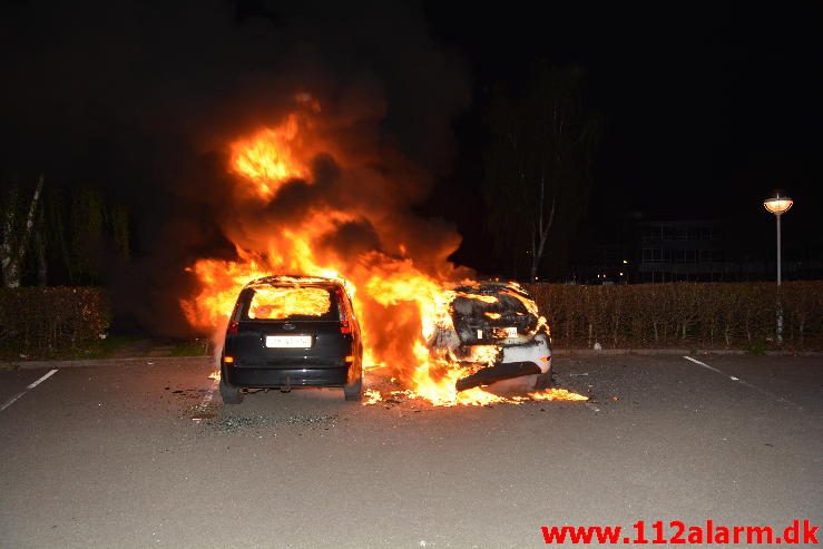2 biler udbrændte totalt. Løget Center i Vejle. 08/05-2016. Kl. 00:08.