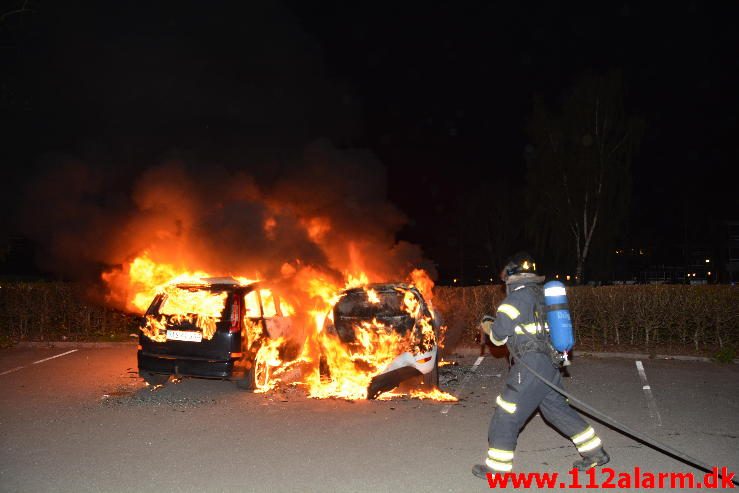 2 biler udbrændte totalt. Løget Center i Vejle. 08/05-2016. Kl. 00:08.