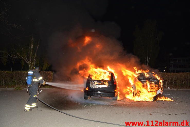 2 biler udbrændte totalt. Løget Center i Vejle. 08/05-2016. Kl. 00:08.
