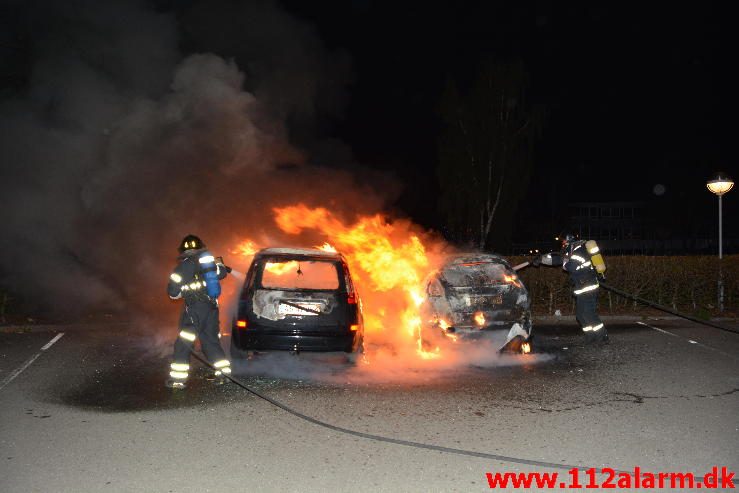 2 biler udbrændte totalt. Løget Center i Vejle. 08/05-2016. Kl. 00:08.