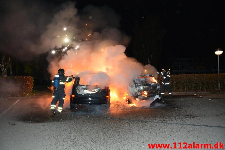 2 biler udbrændte totalt. Løget Center i Vejle. 08/05-2016. Kl. 00:08.