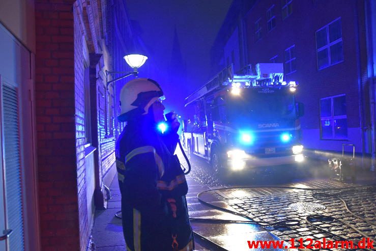 Brand i etageejendom. Grønnegade 33 i Vejle. 22/05-2016. Kl. 03:10.