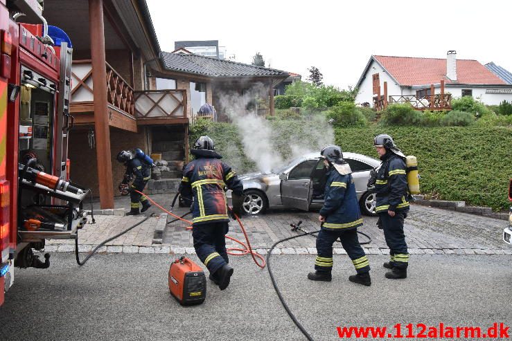 Brand i personbil. Højstrupvej i Vejle Ø. 24/05-2016. Kl. 16:49.