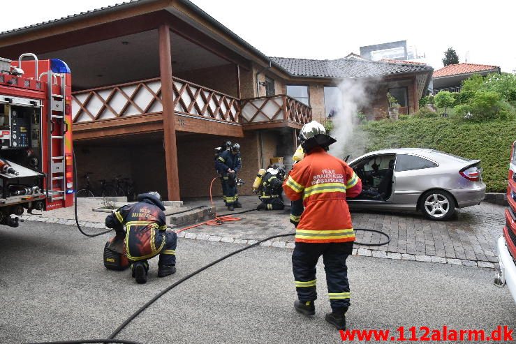 Brand i personbil. Højstrupvej i Vejle Ø. 24/05-2016. Kl. 16:49.