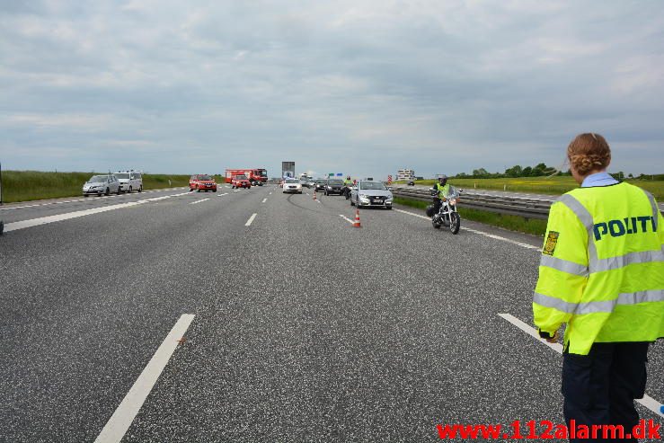 FUH med fastklemt. Motorvejen lige før afkørslen til Horsensvej. 28/05-2016. Kl. 16:15.