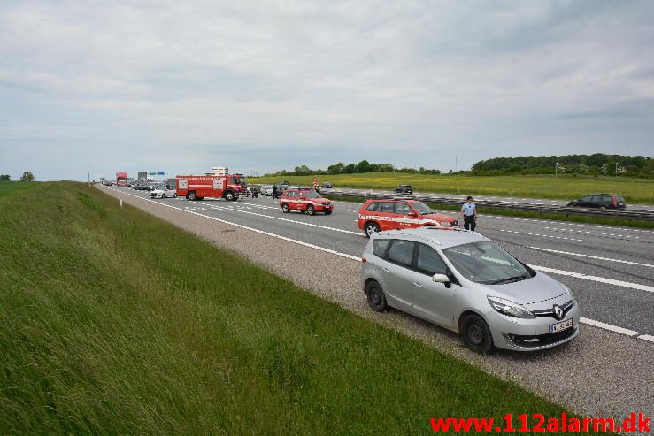 FUH med fastklemt. Motorvejen lige før afkørslen til Horsensvej. 28/05-2016. Kl. 16:15.