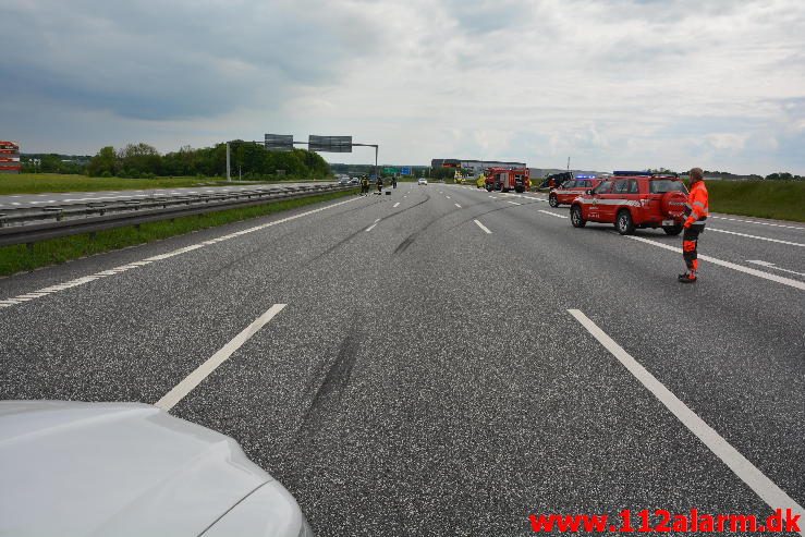 FUH med fastklemt. Motorvejen lige før afkørslen til Horsensvej. 28/05-2016. Kl. 16:15.