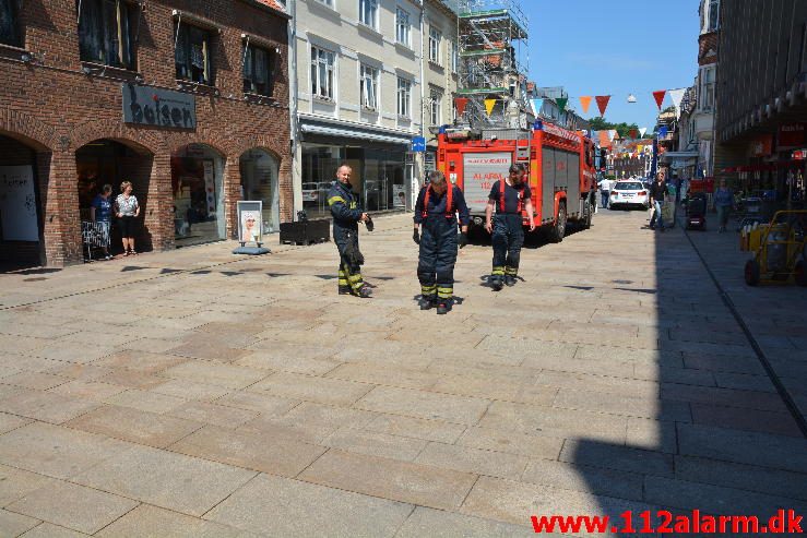 Rengøring af Gågaden. Vestergade i Vejle. 02/06-2016. Kl. 12:37.