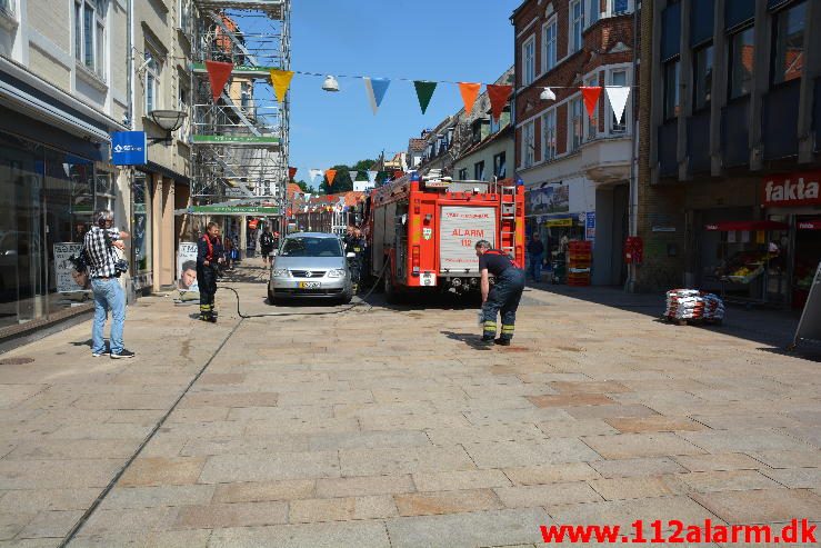 Rengøring af Gågaden. Vestergade i Vejle. 02/06-2016. Kl. 12:37.