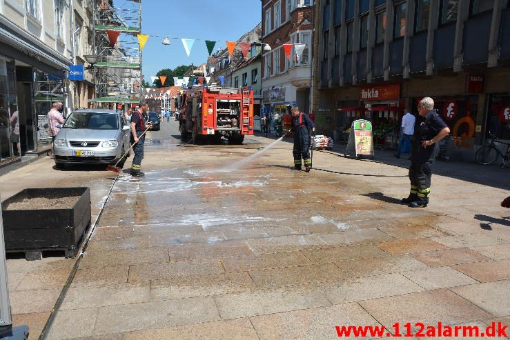 Rengøring af Gågaden. Vestergade i Vejle. 02/06-2016. Kl. 12:37.