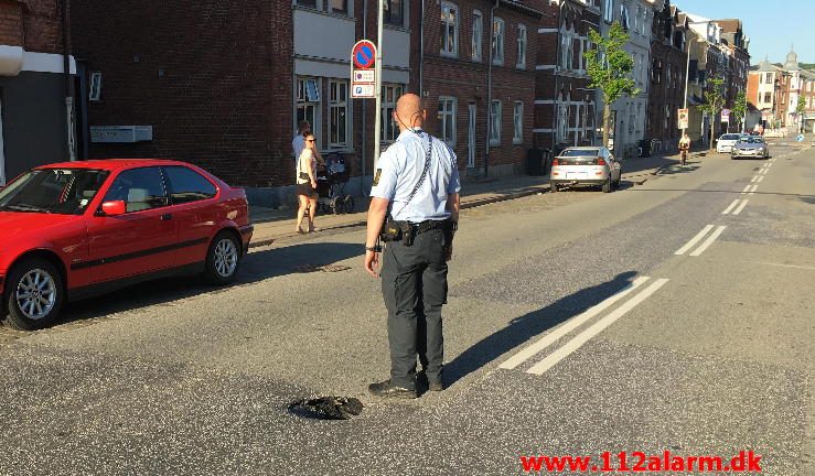 Et stort hul i vejen på Vesterbrogade i Vejle. 03/06-2016. Kl. 19:14.