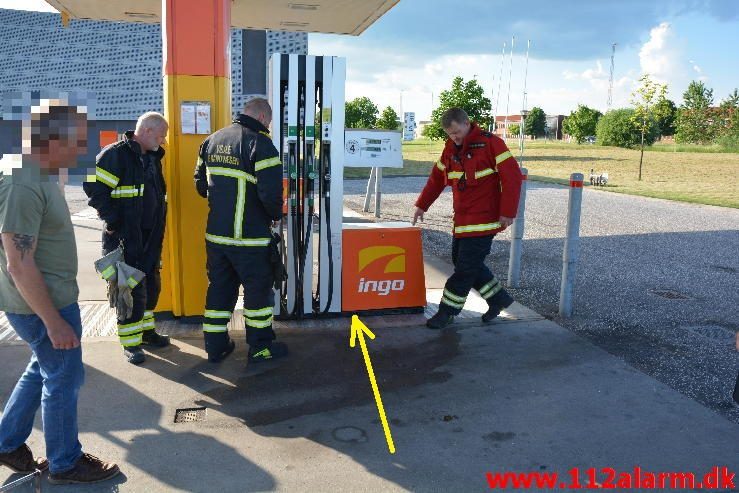 Større benzinudslip. Boeskærvej i Vejle. 04/06-2016. Kl. 18:19.