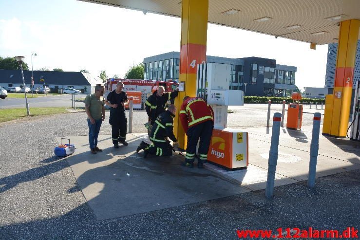 Større benzinudslip. Boeskærvej i Vejle. 04/06-2016. Kl. 18:19.