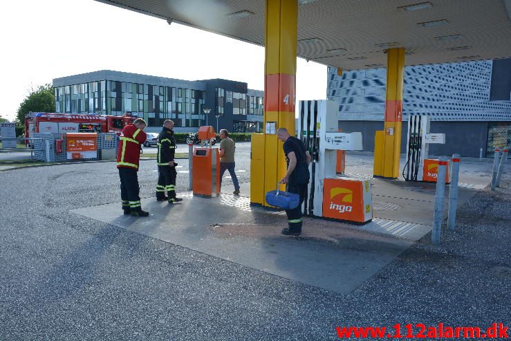 Større benzinudslip. Boeskærvej i Vejle. 04/06-2016. Kl. 18:19.