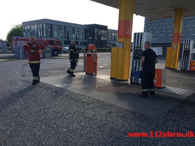 Større benzinudslip. Boeskærvej i Vejle. 04/06-2016. Kl. 18:19.