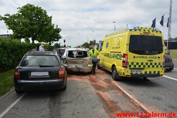 5 biler kørt op bag i hinanden. Horsensvej i Vejle. 08/06-2016. Kl. 12:26