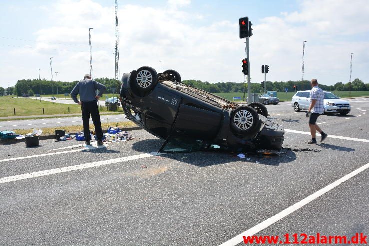 2 biler kørt sammen i krydset. Horsensvej og Sysselvej i Vejle. 