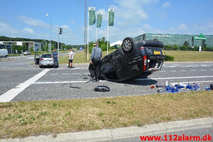 2 biler kørt sammen i krydset. Horsensvej og Sysselvej i Vejle. 