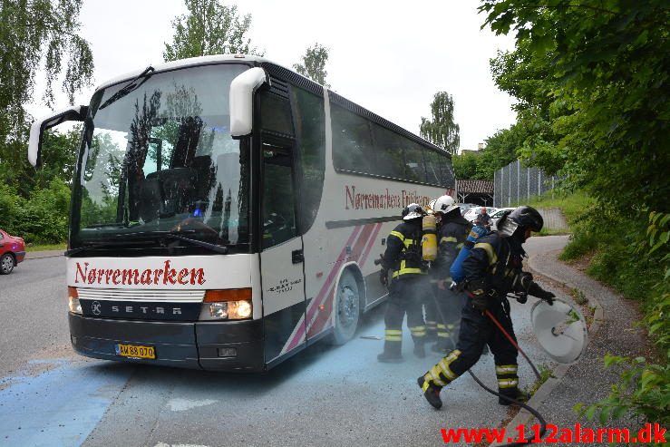 Brand i Lastbil/Bus. Grejsdalsvej 324 i Vejle. 08/06-2016. Kl. 08:24.