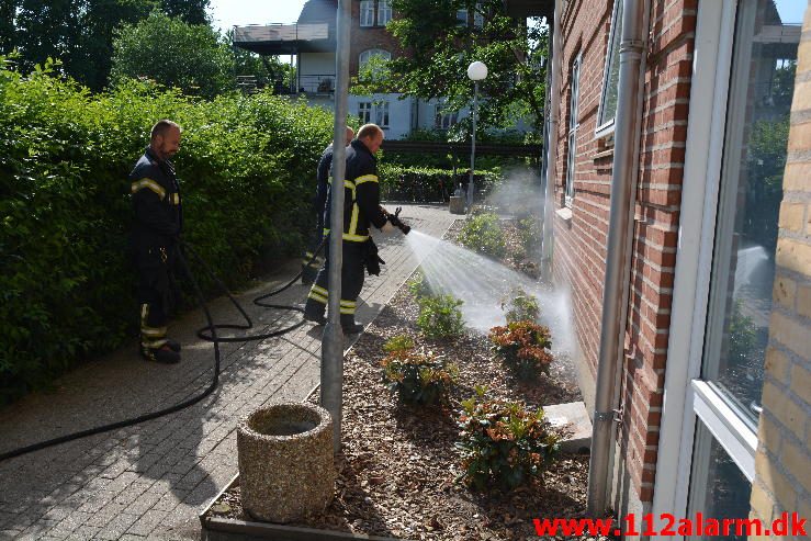 Mindre naturbrand. Enggade 9 i Vejle. 08/06-2016. Kl. 16:55.