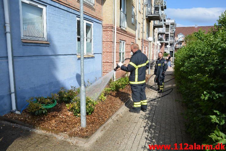 Mindre naturbrand. Enggade 9 i Vejle. 08/06-2016. Kl. 16:55.