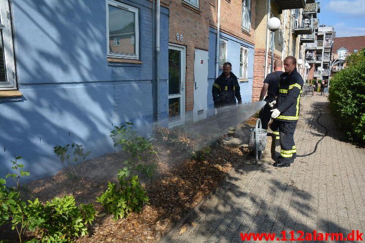 Mindre naturbrand. Enggade 9 i Vejle. 08/06-2016. Kl. 16:55.