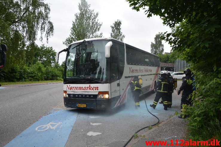 Brand i Lastbil/Bus. Grejsdalsvej 324 i Vejle. 08/06-2016. Kl. 08:24.