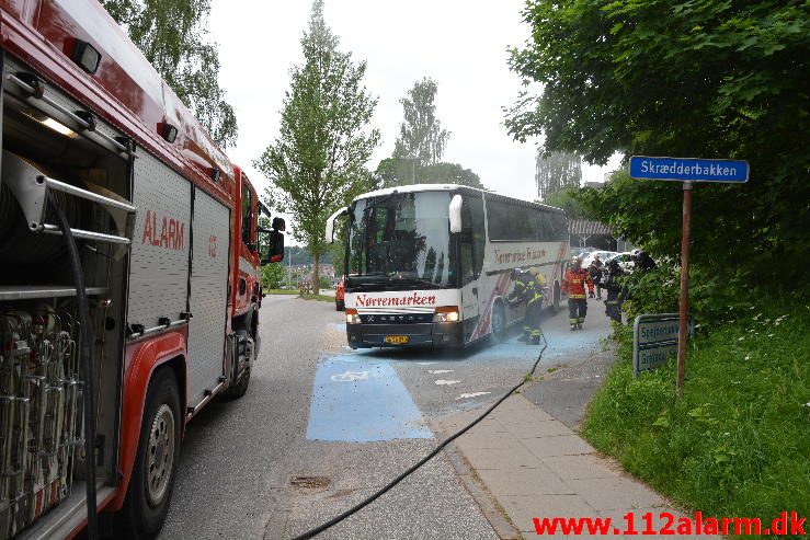 Brand i Lastbil/Bus. Grejsdalsvej 324 i Vejle. 08/06-2016. Kl. 08:24.