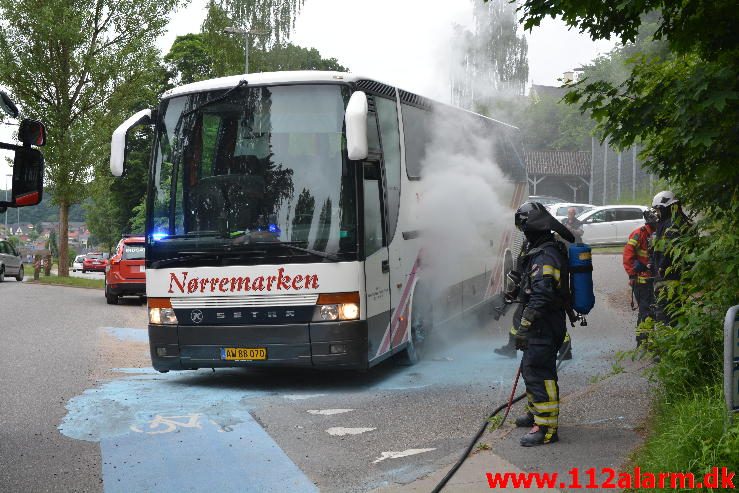 Brand i Lastbil/Bus. Grejsdalsvej 324 i Vejle. 08/06-2016. Kl. 08:24.